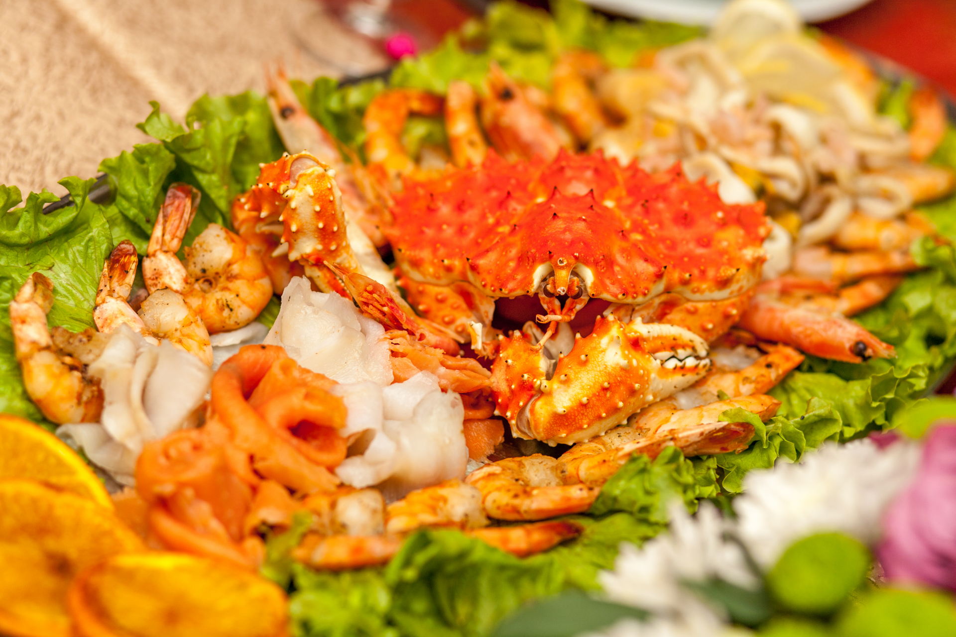 Крабовое мясо и морепродукты на тарелке