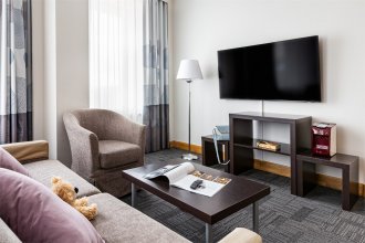 Suite with a double bed and a sofa: Photo 5