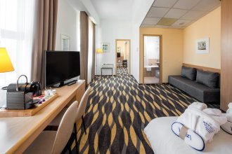 Suite room with living room - with large bed, sofa bed and sofa: Photo 2