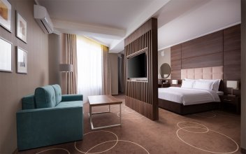 The Junior Room Great has a large double bed, an armchair bed and a sofa bed: Photo 2