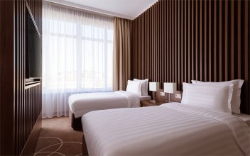 Executive Suite with a double bed, two single beds and a sofa bed: Photo 2
