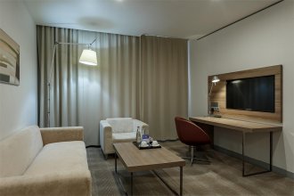 Suite with Double Bed and Sofa: Photo 6