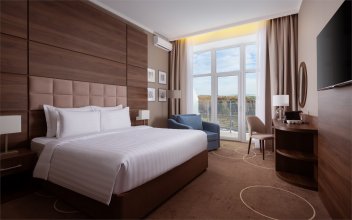 Deluxe + Room with a balcony and a double bed: Photo 1