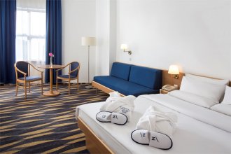 Standard room with double bed and sofa: Photo 1