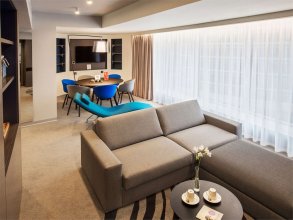 Suite with Double Bed and Sofa, city view: Photo 3