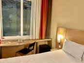 Standard room without a view with a double bed: Photo 7