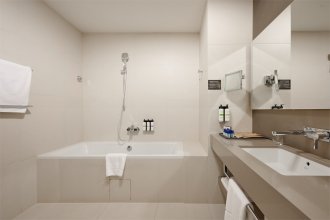 Junior Suite, with a view of the city - with a double bed and a sofa: Photo 8