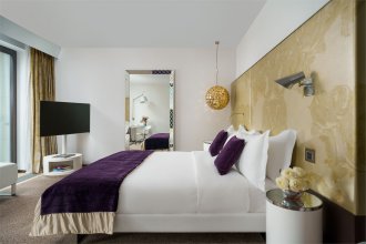 SO Urban Standard Room with a view of the rooftops of the city – with a large double bed: Photo 1