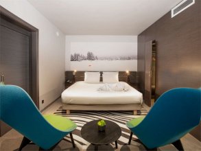Suite with Double Bed and Sofa, atrium view: Photo 4