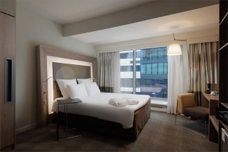 Superior Room with a Queen bed, city view: Photo 3