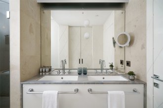 Two-room SO VIP suite with a view of Voznesensky Prospekt – with a large double bed: Photo 8