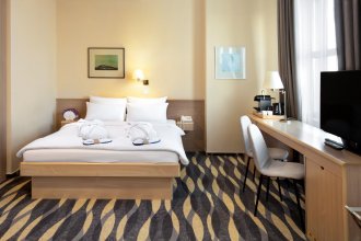 Suite room with living room - with large bed, sofa bed and sofa: Photo 1