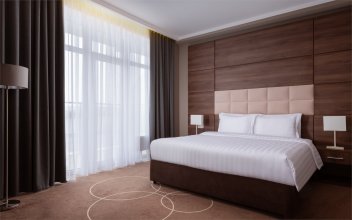 Family Room with a large double bed, an armchair bed and a sofa bed: Photo 1