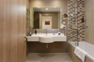 Family Suite - with 2 Bedrooms: Photo 6