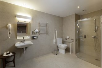 Accessible Suite: Photo 5