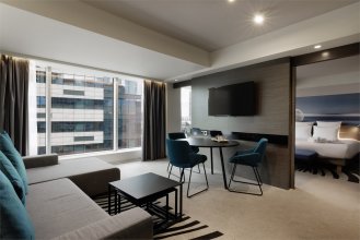 Family Room with a double bed and a sofa, city view: Photo 4