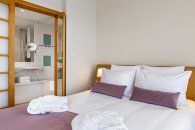 Suite with a double bed and a sofa: Photo 8