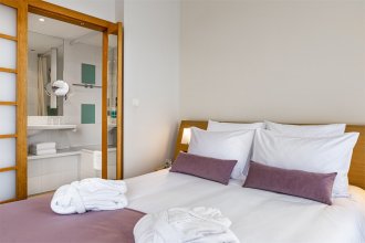 Suite with a double bed and a sofa: Photo 2