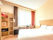 Premium Room with a double bed: Photo 8