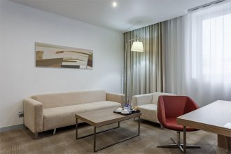 Suite with Double Bed and Sofa: Photo 5