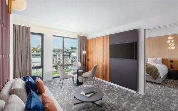 Superior Suite, with city view - with 1 double bed and a sofa: Photo 6