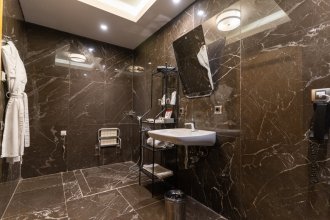 Улучшенный номер, для маломобильных - с двуспальной кроватью: Фотография 4