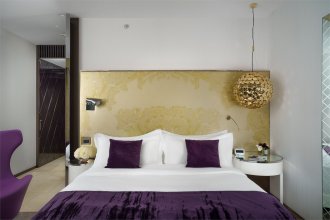 Deluxe room overlooking Voznesensky Prospekt – with a large double bed: Photo 2