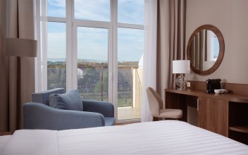 Deluxe Room with Balcony and Pool View - with 2 Single Beds: Photo 2