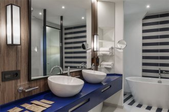 Suite - with a double bed and a sofa bed: Photo 4