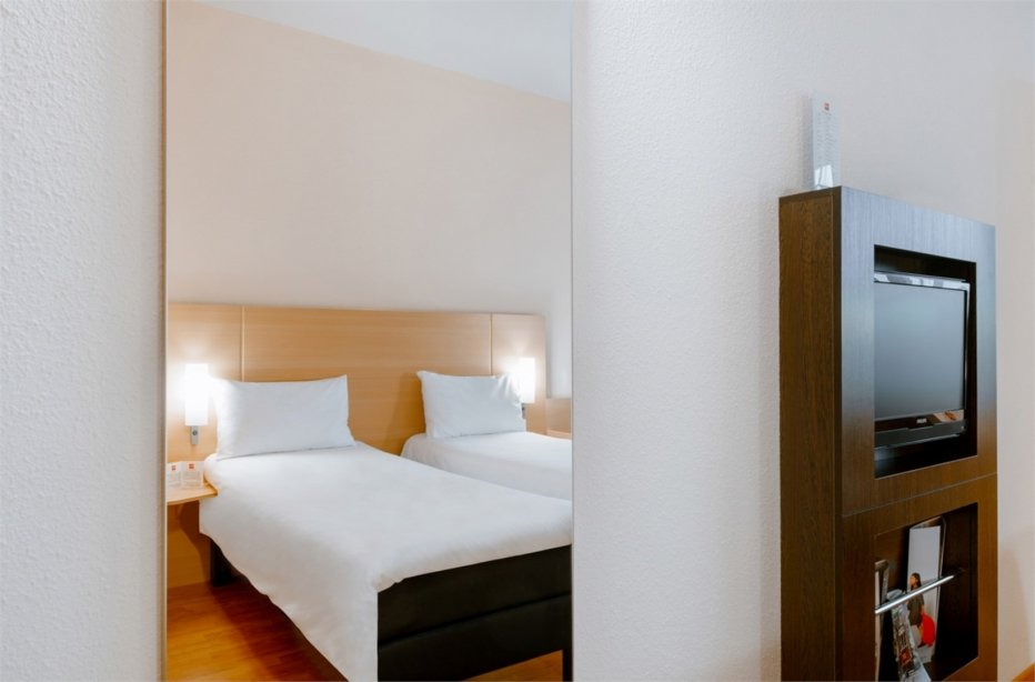 Standard room without a view with 2 single beds