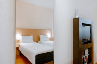 Standard room without a view with 2 single beds: Photo 1