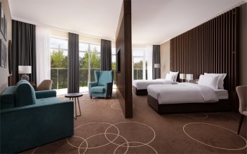 Executive Suite Great Room with Double Bed, Two Single Beds: Photo 2
