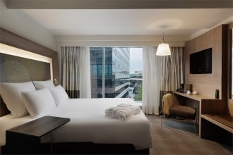 Superior Room with a Queen bed, city view: Photo 2