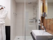 Privilege Room with a large double bed: Photo 9