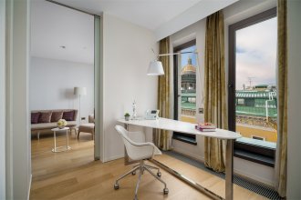 Two-room SO VIP suite with a view of Voznesensky Prospekt – with a large double bed: Photo 3
