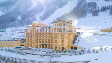 A getaway with panoramic mountain views at Novotel Resort Krasnaya Polyana: Photo
