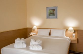 Standard room for people with disabilities - with double bed and sofa: Photo 7