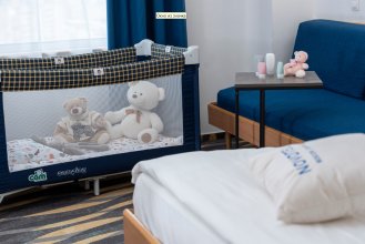 Standard room with double bed and sofa: Photo 4