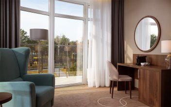 This apartment has 2 bedrooms, a dining area, a kitchen and 2 balconies with pool views.: Photo 4