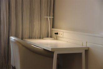 A Classic non-smoking room with a double bed: Photo 4