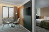 Superior Suite, with city view - with 1 double bed and a sofa: Photo 9