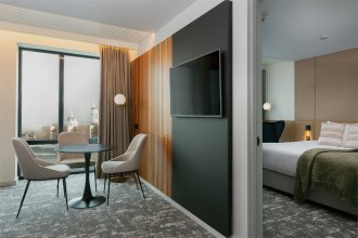 Superior Suite, with city view - with 1 double bed and a sofa: Photo 5