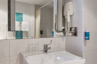 Standard room with a double bed for people with limited mobility: Photo 5