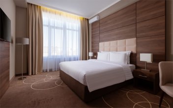 Executive Suite with a double bed, two single beds and a sofa bed: Photo 1