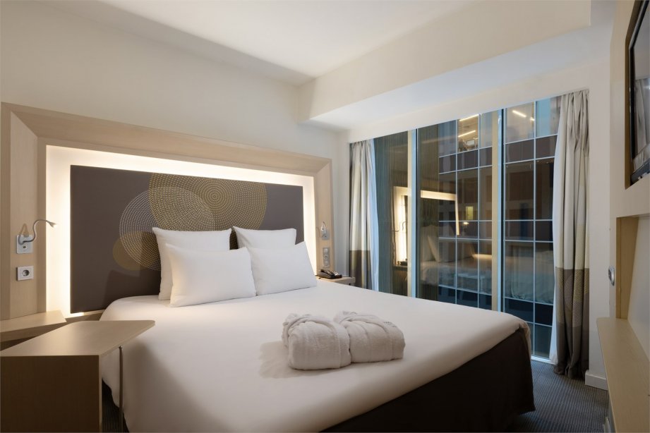 Executive Room with a double bed, atrium view