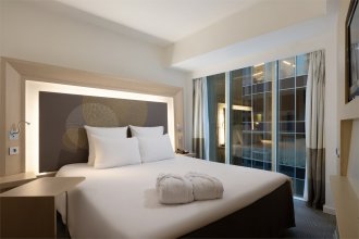 Executive Room with a double bed, atrium view: Photo 1