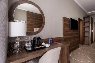 Deluxe Room with Balcony and Pool View - with 2 Single Beds: Photo 4