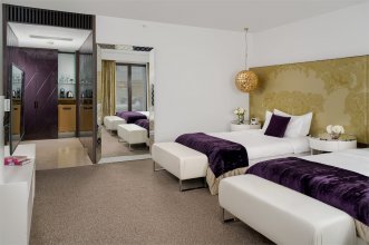 Junior Suite SO Studio Twin with a view of Voznesensky Prospekt - with 2 single beds: Photo 2