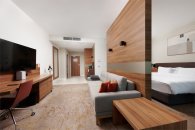 Junior Suite, with a view of the city - with a double bed and a sofa: Photo 9