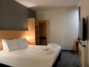 Superior Room - with a double bed and a sofa: Photo 10